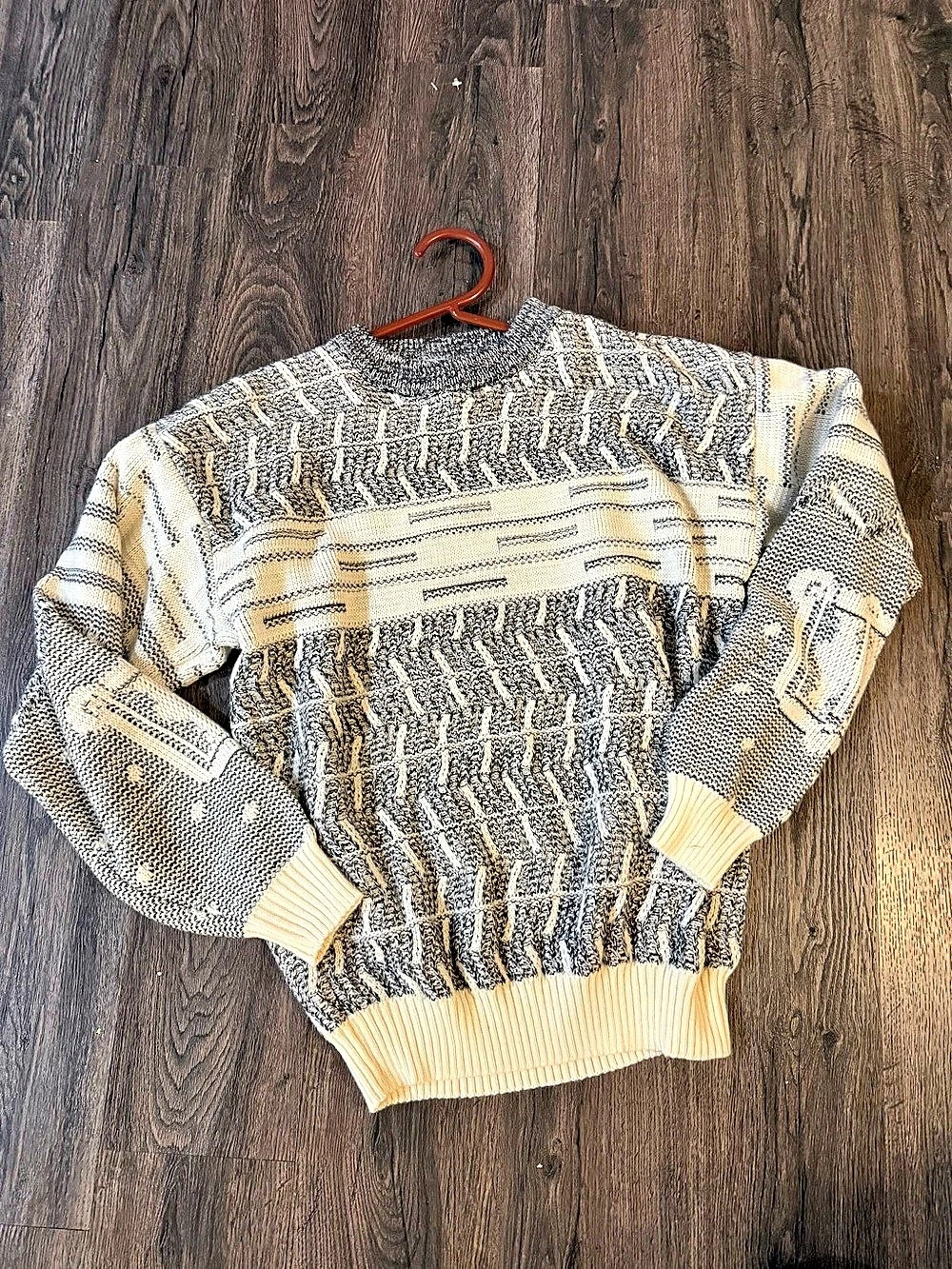 Vintage Geometric Knit Sweater in Gray & Cream Size Medium Like New